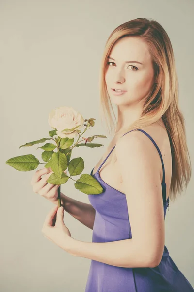 Mujer sosteniendo rosa blanca — Foto de Stock