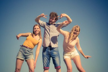 Grup arkadaşları erkek iki kız açık eğleniyor