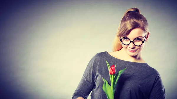 Mujer de belleza con flor de tulipán . —  Fotos de Stock