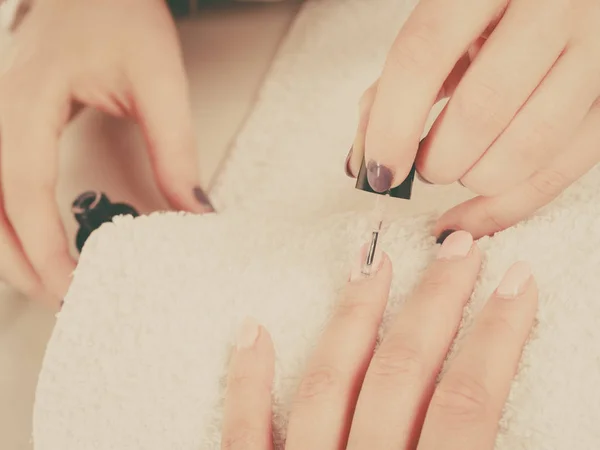 Vrouw in schoonheid salon getting manicure gedaan. — Stockfoto