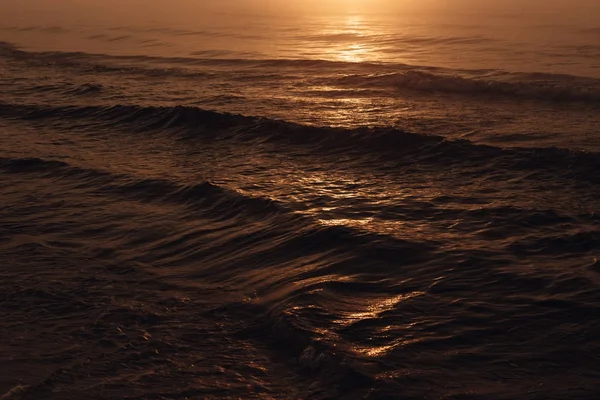 Zee zwaaien tijdens zonsondergang — Stockfoto