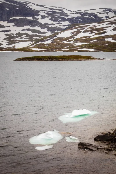 Ice fragment i flod eller sjö vatten — Stockfoto