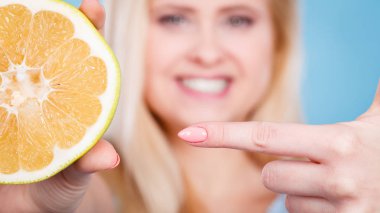 Greyfurt narenciye işaret eden kadın