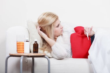 Kadının koltukta yalan grip olan hasta