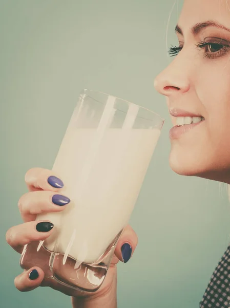 Kvinna dricker mjölk ur glas — Stockfoto