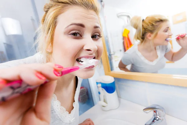 Woman brushing cleaning teeth in bathroom — Stock Photo, Image