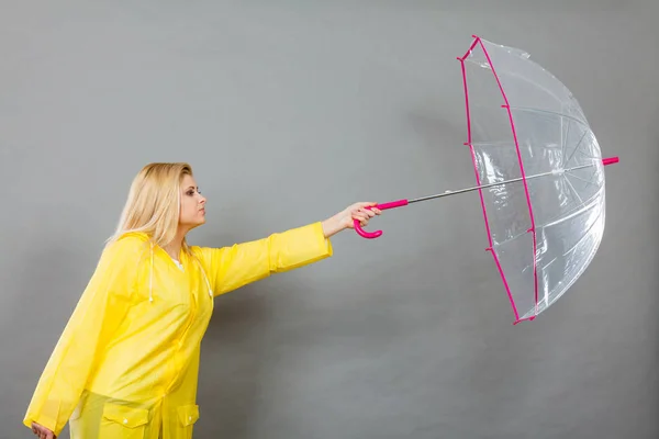 Mujer sosteniendo paraguas transparente — Foto de Stock