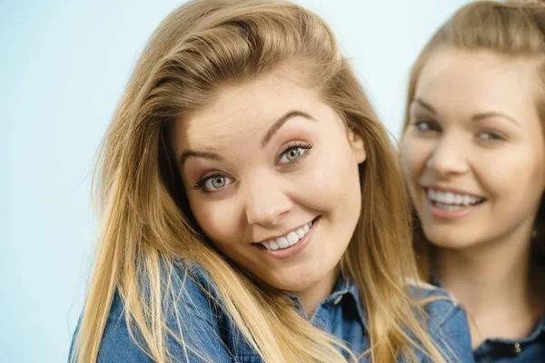 Két boldog nő meg, szórakozás — Stock Fotó