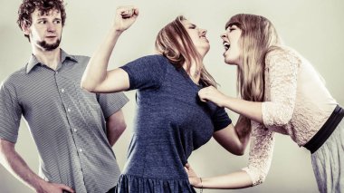 Adam kavga eden saldırgan deli kadınlar.