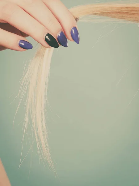 Blonde vrouw met haar haren eindigt — Stockfoto
