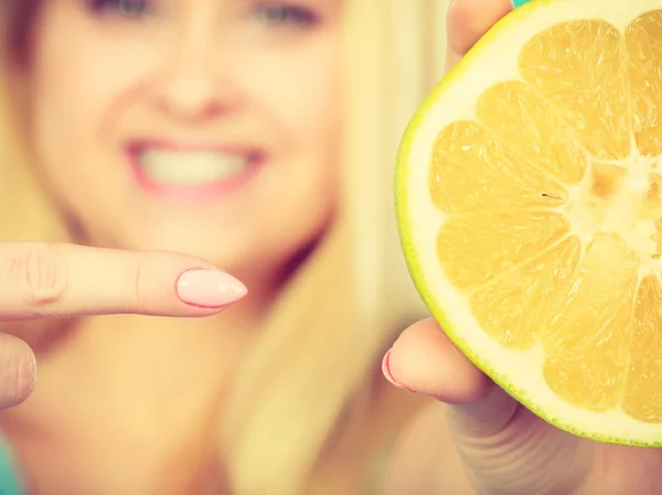 Woman wijzend op grapefruit citrusvruchten — Stockfoto