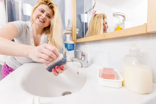 Женщина моет руки в раковине — стоковое фото