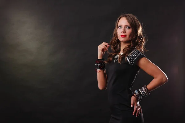 Mujer con joyas en vestido de noche negro —  Fotos de Stock