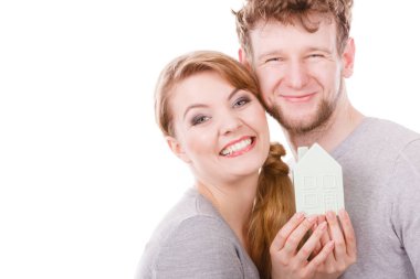 Genç çift ev sembolünü gösterirken girerler.