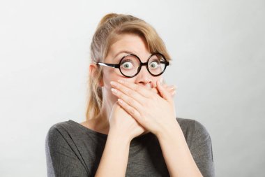 Korkmuş korkmuş genç erkek.