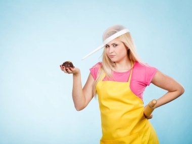 Cupcake, oklava kevgir kafasına takmış tutan kadın