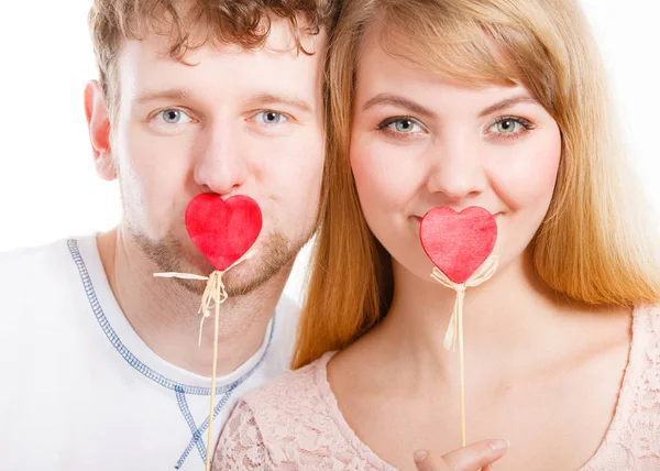 Casal encantador cobrindo sua boca de cor . — Fotografia de Stock