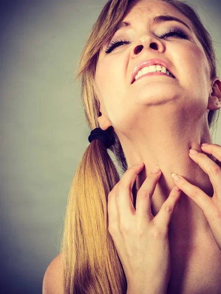 Mulher coçar seu pescoço coceira com alergia erupção cutânea — Fotografia de Stock