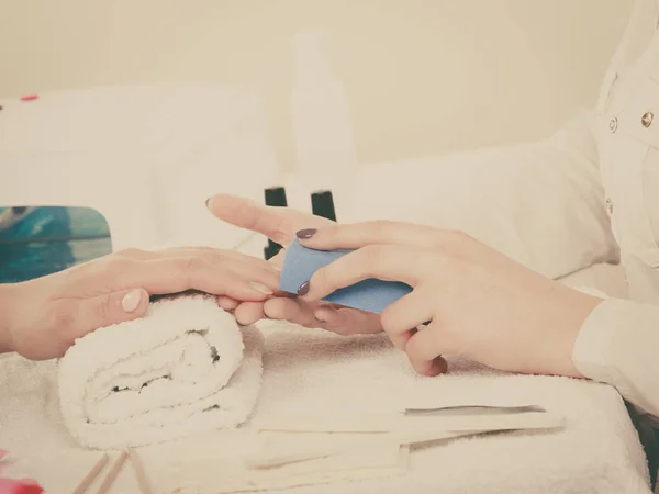 Mulher recebendo manicure feito unhas de arquivo — Fotografia de Stock