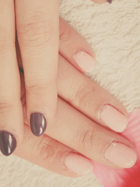 Femme présentant ses beaux ongles hybrides en gel peint — Photo