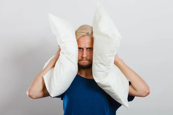 Smutny człowiek zamknięcie uszu z poduszkami — Zdjęcie stockowe