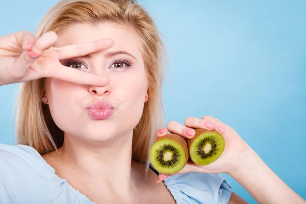 Woman holding green kiwi fruit — Stock Photo, Image