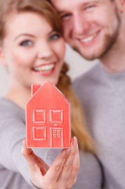 Genç çift ev sembolünü gösterirken girerler.