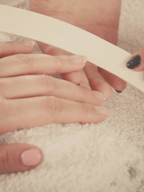 Manikür yaptıran kadın dosya çivileri.