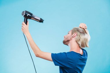 Saç kurutma makinesi ile trendy adam