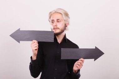 Sol ve sağ oklar siyah tutan adam