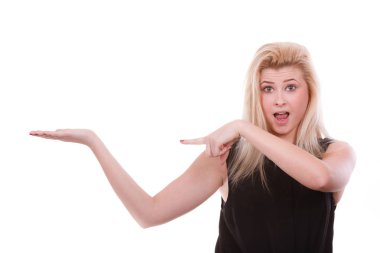 Sarışın kadın boşaltmak el ile işaret