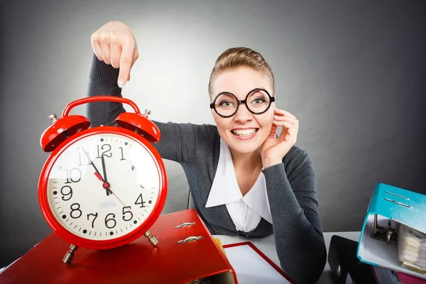 Office lady pointing at clock. — Stock Photo, Image