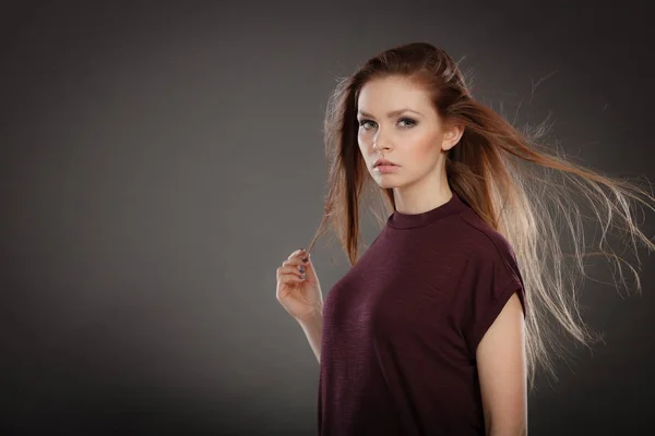 Glamorosa mujer impresionante con el pelo ondulado . —  Fotos de Stock