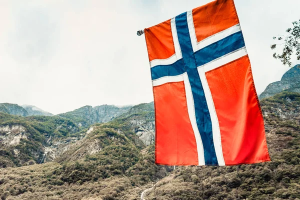 Yeşil dağların arka plan üzerinde Norveç bayrağı — Stok fotoğraf