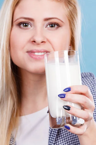 Kvinna dricker mjölk ur glas — Stockfoto