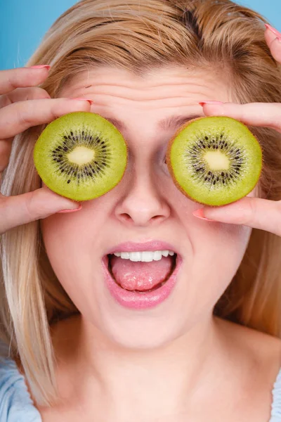 Wanita memegang buah kiwi hijau seperti kacamata — Stok Foto