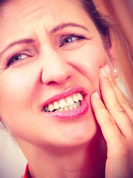 Жінка страждає від зубного болю . — стокове фото