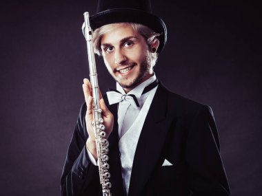 Zarif giyimli müzisyen flüt tutan