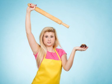 Cupcake ve oklava önlük giyen tutan kadın