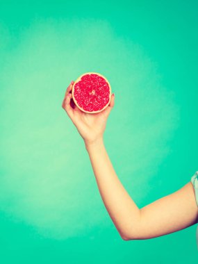 Kırmızı üzüm meyve dilim tutan kadın el