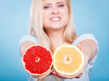 Kadın greyfurt narenciye meyve elinde tutan