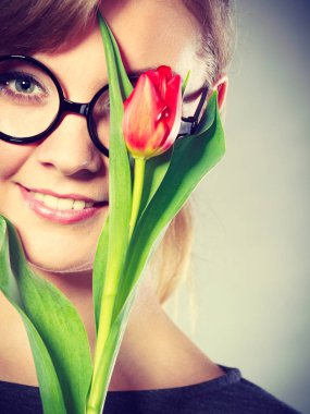 Kız Lale ile doğaya bağ hissediyorum.