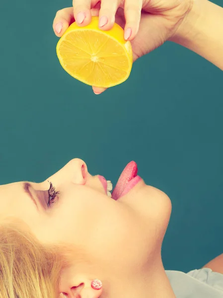 Дівчина п'є сік з соковитих лимонних фруктів — стокове фото