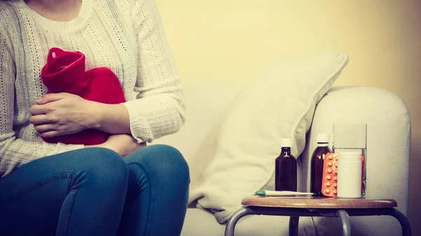 Femme malade ayant la grippe couchée sur le canapé — Photo