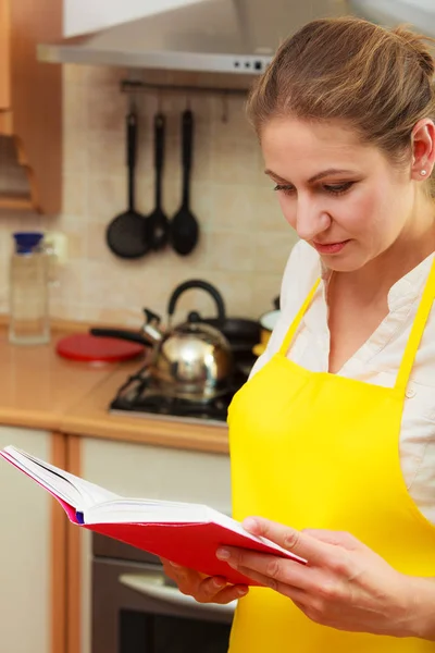 Домохозяйка читает поваренную книгу на кухне . — стоковое фото