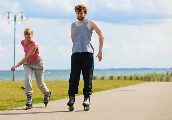 Молоді люди разом катаються на ковзанах у набережному парку . — стокове фото