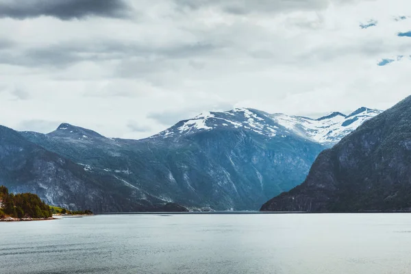 Ορεινό τοπίο και φιόρδ στη Νορβηγία — Φωτογραφία Αρχείου