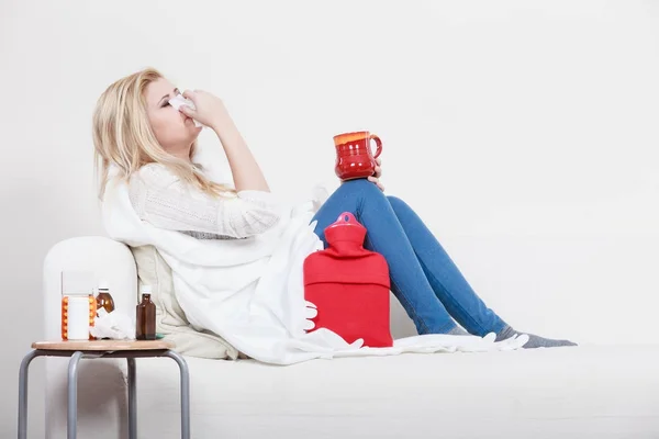 Femme malade ayant la grippe couchée sur le canapé — Photo