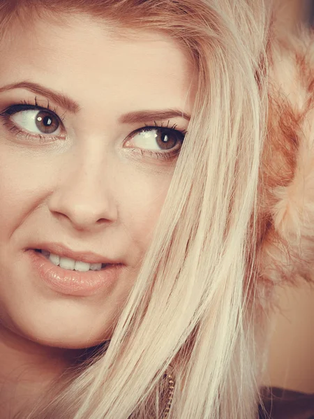 Blond kvinna i vinter öronmuffar och jacka. — Stockfoto