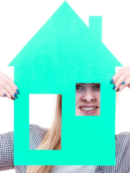 Kvinna som håller grönbok hus modell cutout. — Stockfoto